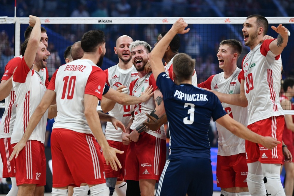 epa10765077 Polish national team players celebrate after winning the Men's Volleyball Nations League tournament first place match between Poland and USA in Gdansk, Poland, 23 July 2023.  EPA-EFE/Adam Warzawa POLAND OUT