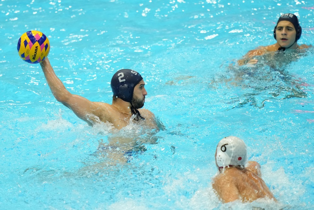 epa10763833 Marko Radulovic (L) of Serbia in action at the Men's Water Polo Round of 16 match between Japan and Serbia during the World Aquatics Championships 2023 in Fukuoka, Japan, 23 July 2023.  EPA-EFE/HIROSHI YAMAMURA