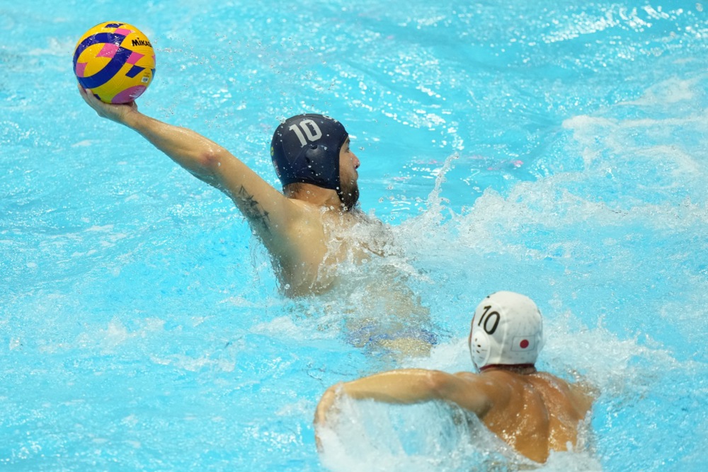 epa10763840 Nemanja Ubovic (L) of Serbia in action at the Men's Water Polo Round of 16 match between Japan and Serbia during the World Aquatics Championships 2023 in Fukuoka, Japan, 23 July 2023.  EPA-EFE/HIROSHI YAMAMURA