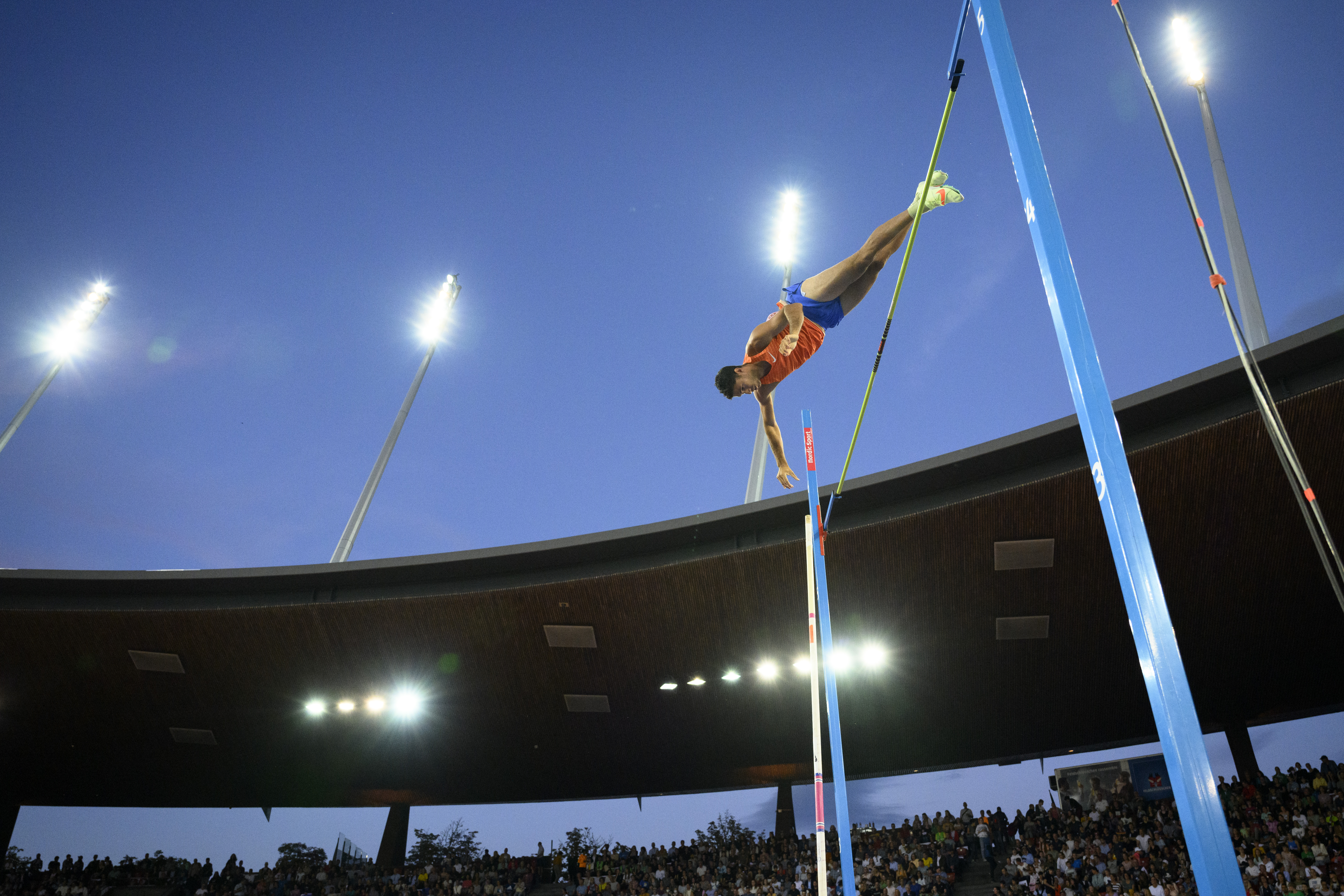 epa10170636 Thiago Braz of Brazil competes in the men's Pole Vault during the Diamond League Weltklasse Zurich international athletics meeting at the Letzigrund stadium in Zurich, Switzerland, 08 September 2022.  EPA-EFE/JEAN-CHRISTOPHE BOTT