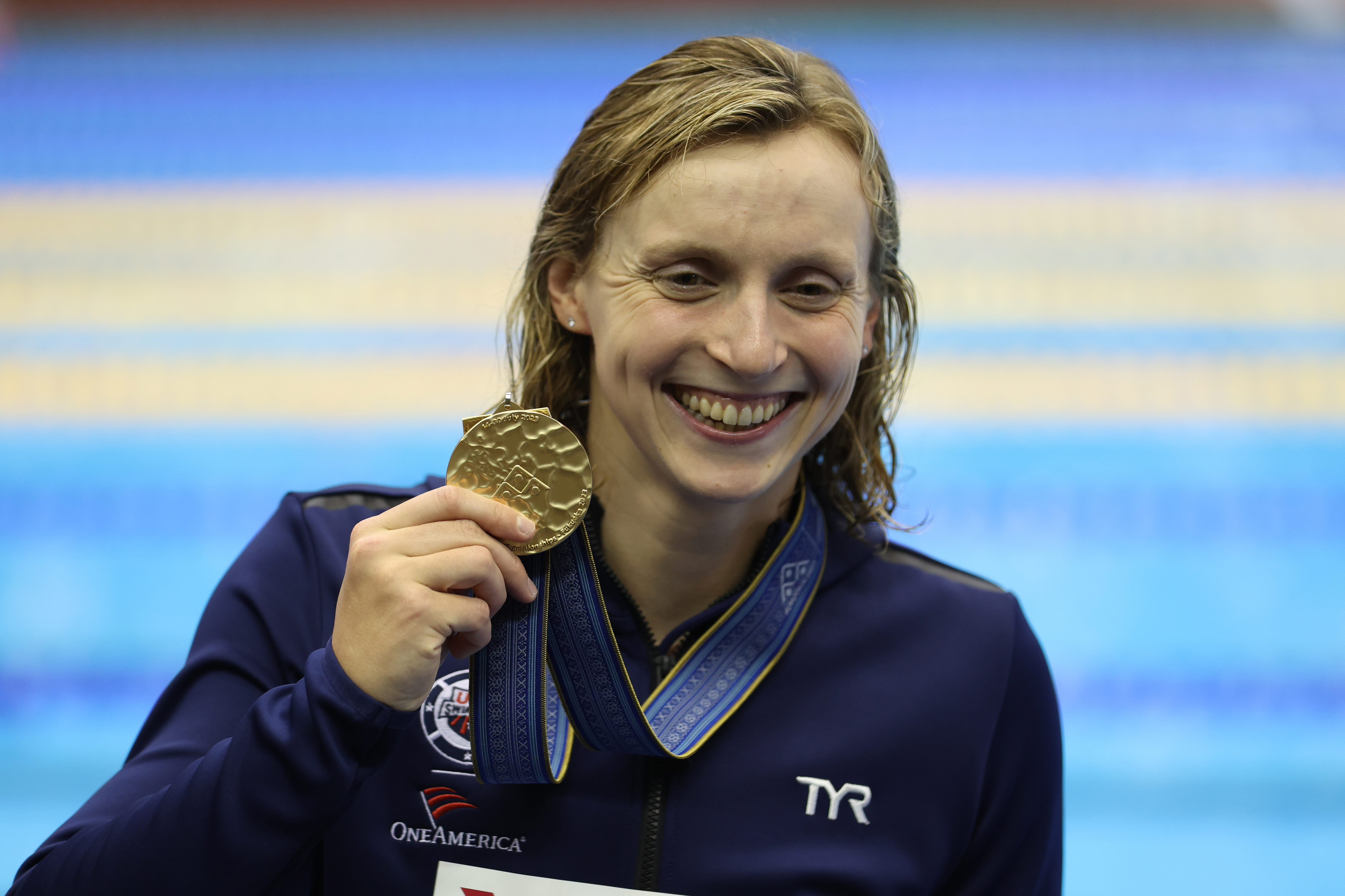 epa10775661 Gold medalist Katie Ledecky of the USA poses for photos during the medal ceremony of the Women's 800m Freestyle Final of the World Aquatics Championships 2023 in Fukuoka, Japan, 29 July 2023.  EPA-EFE/KIYOSHI OTA