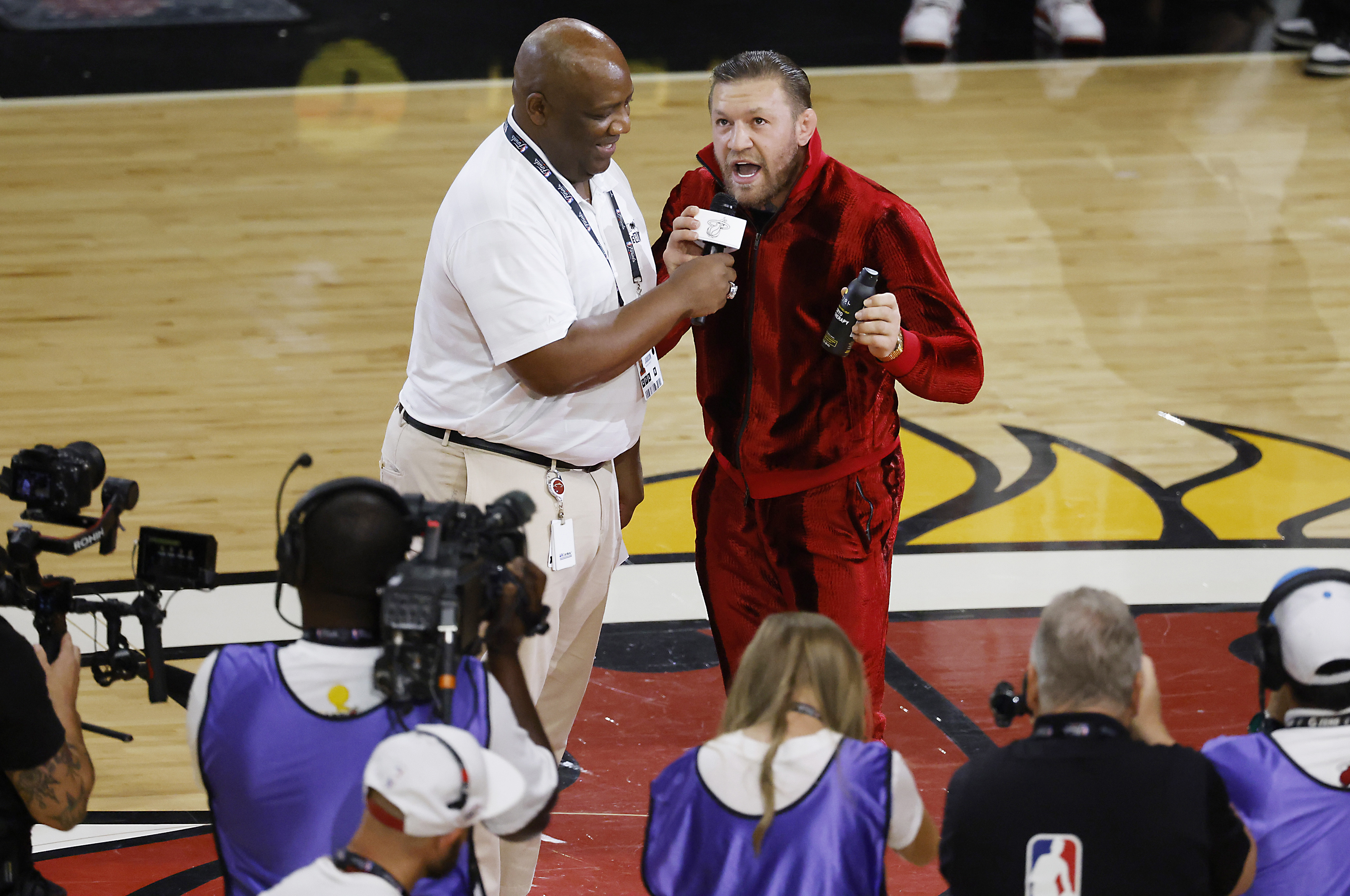 epa10682726 Irish mixed martial artist Conor McGregor (R) speaks during half-time in game four of the NBA Finals between the Denver Nuggets and Miami Heat at Kaseya Center in Miami, Florida, USA, 09 June 2023.  EPA-EFE/RHONA WISE SHUTTERSTOCK OUT