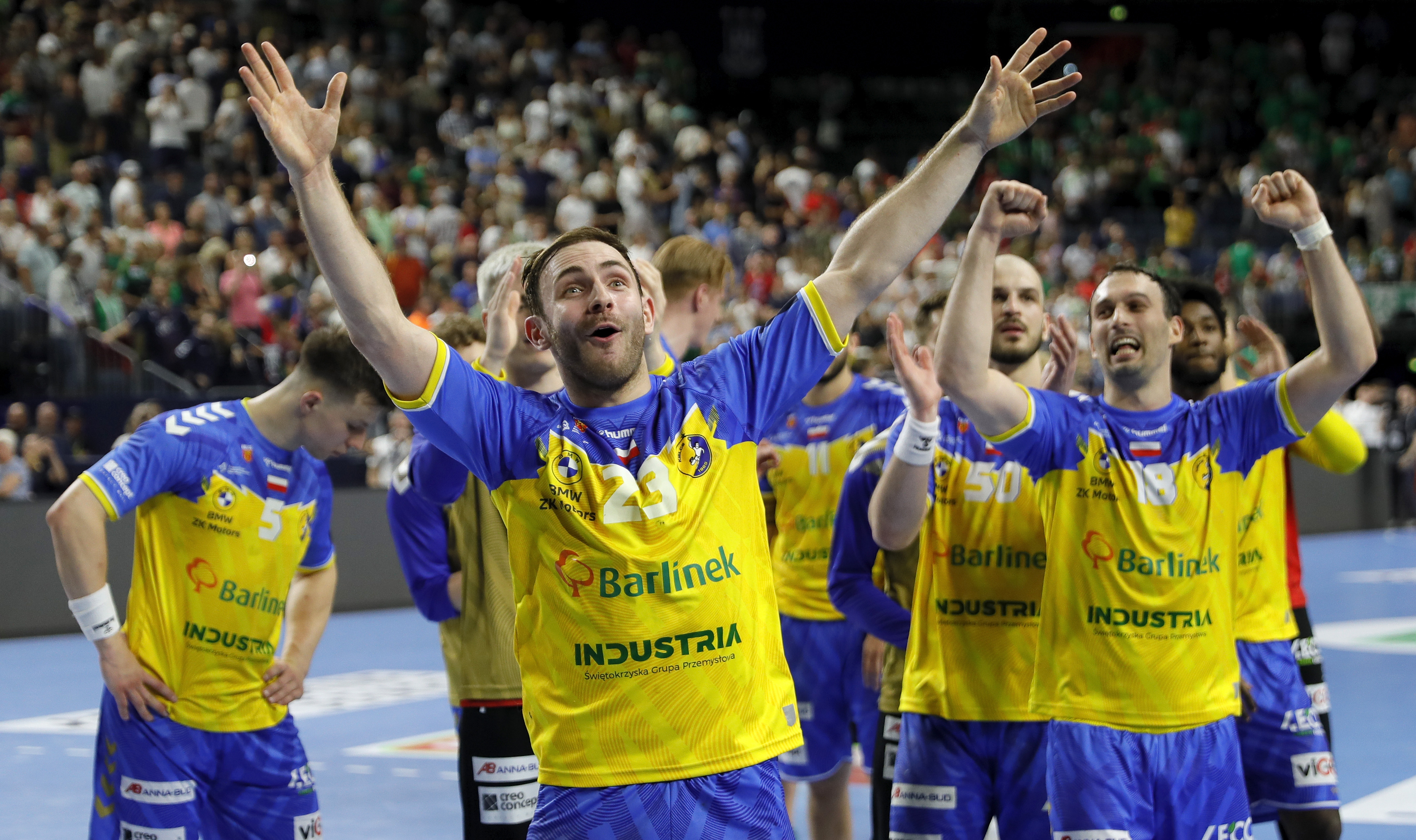 epa10697102 Kielce players celebrate after winning the EHF FINAL4 Handball Champions League semi final match between Paris Saint-Germain and Barlinek Industria Kielce in Cologne, Germany, 17 June 2023.  EPA-EFE/RONALD WITTEK
