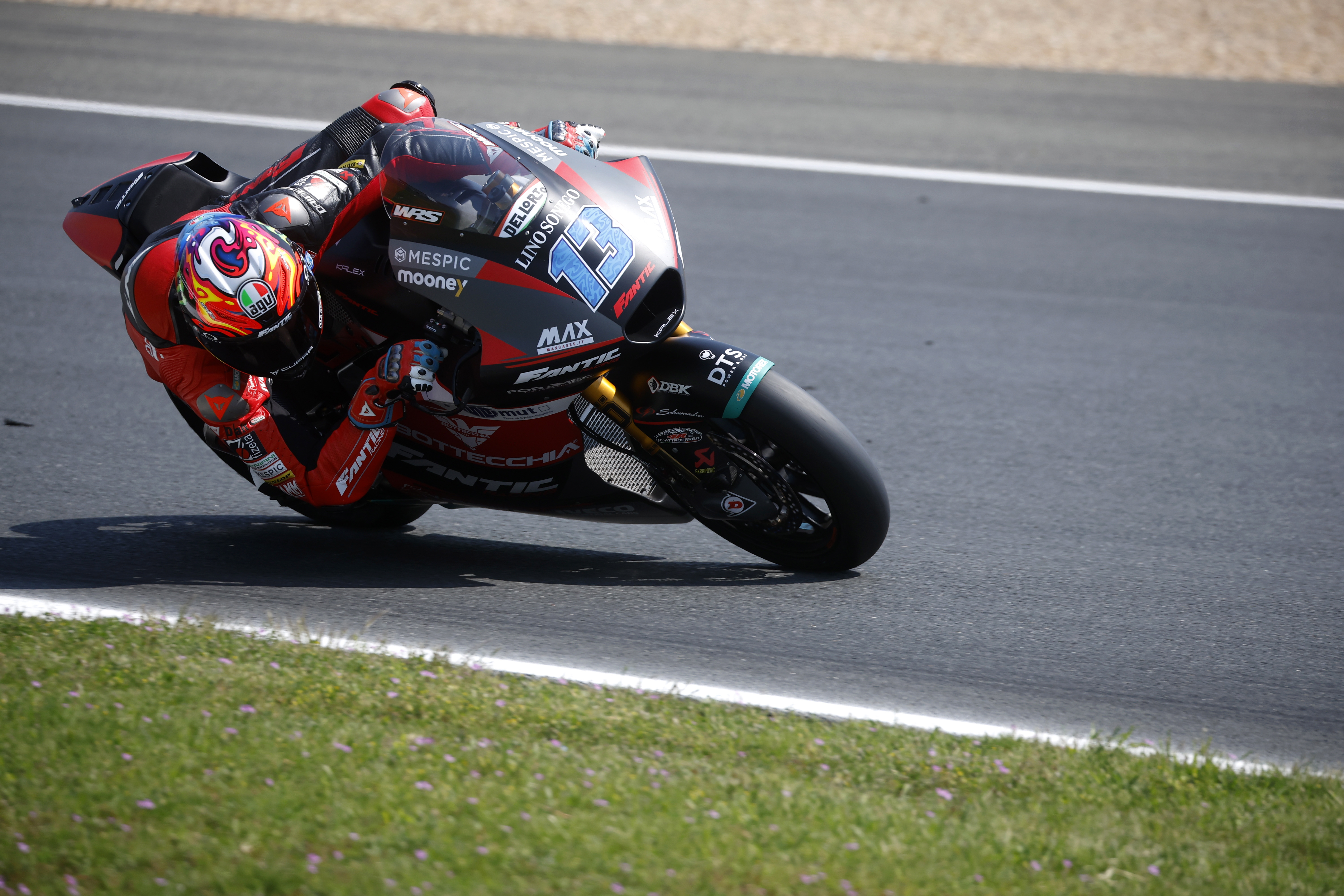 epa10626993 Italian rider Celestino Vietti in action during the Moto2 race at the French Motorcycling Grand Prix in Le Mans, France, 14 May 2023.  EPA-EFE/YOAN VALAT