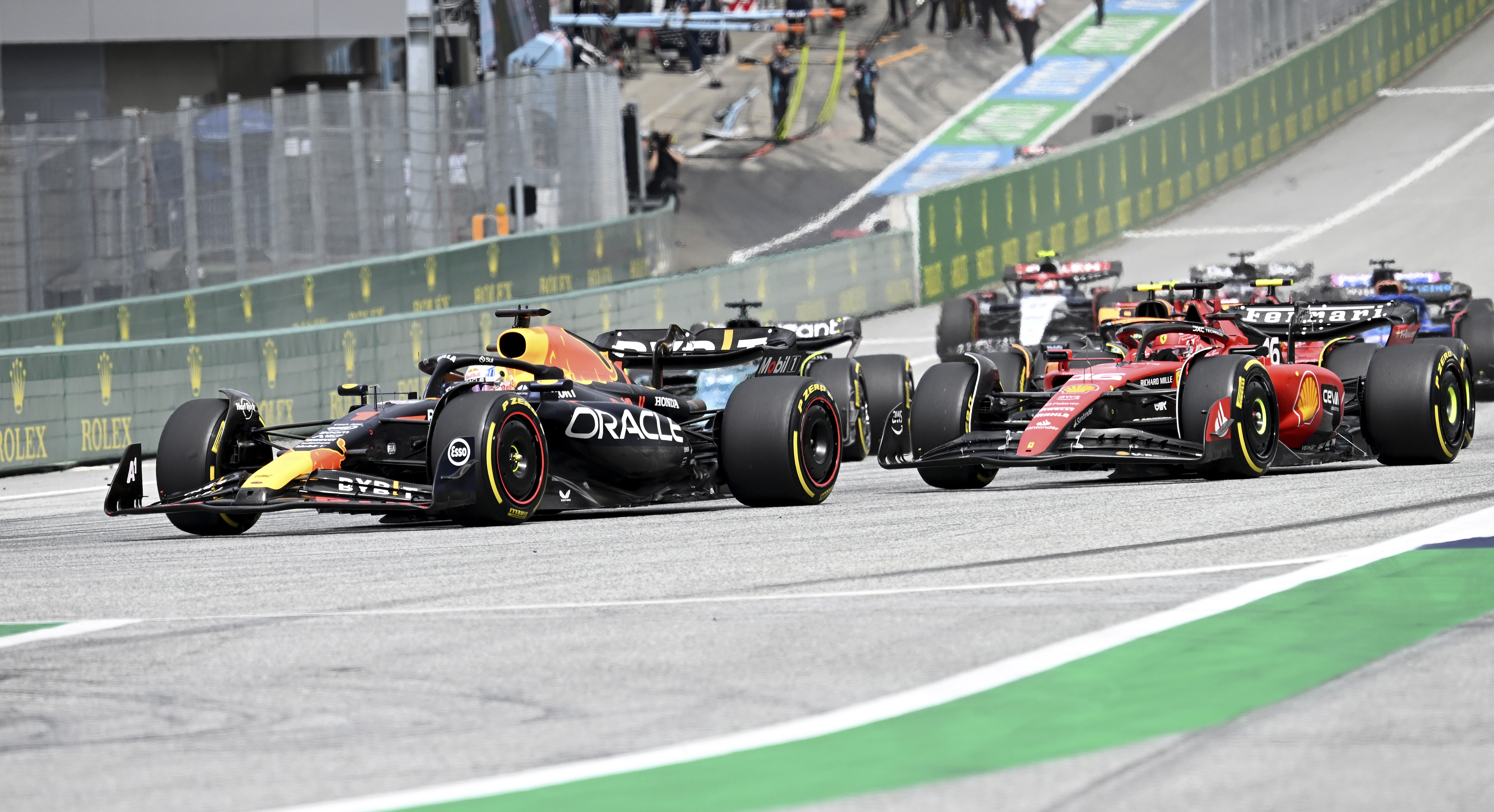epa10722328 Dutch Formula One driver Max Verstappen (L) of Red Bull Racing leads the pack into turn 1 during the Formula 1 Austrian Grand Prix at the Red Bull Ring race track in Spielberg, Austria, 02 July 2023.  EPA-EFE/CHRISTIAN BRUNA