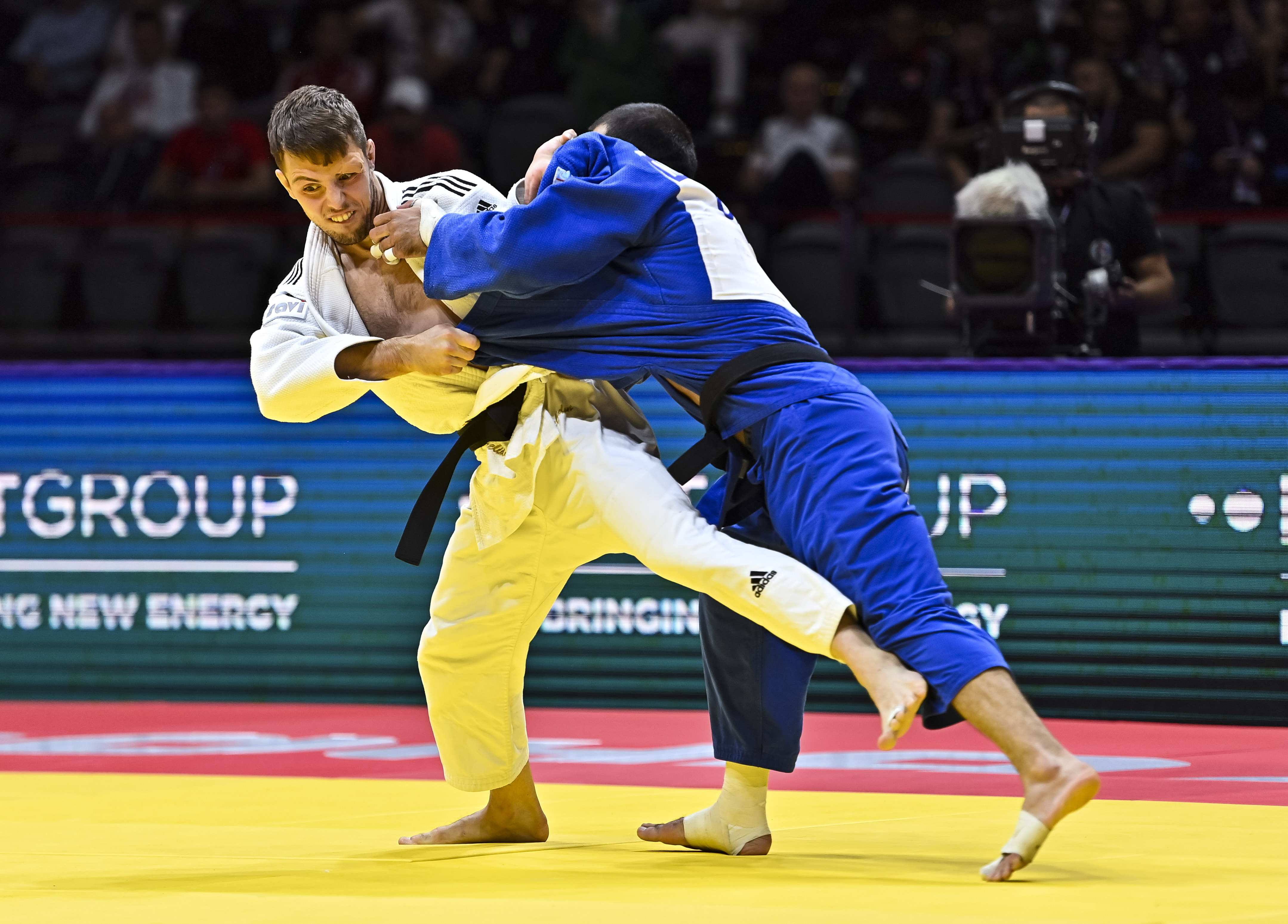 epa10617904 Arthur Margelidon (white) of Canada and Murodjon Yuldoshev (blue) of Uzbekistan in action in the bronze medal match for the men's -73kg category of the World Judo Championships Doha 2023 in Doha, Qatar, 09 May 2023.  EPA-EFE/NOUSHAD THEKKAYIL