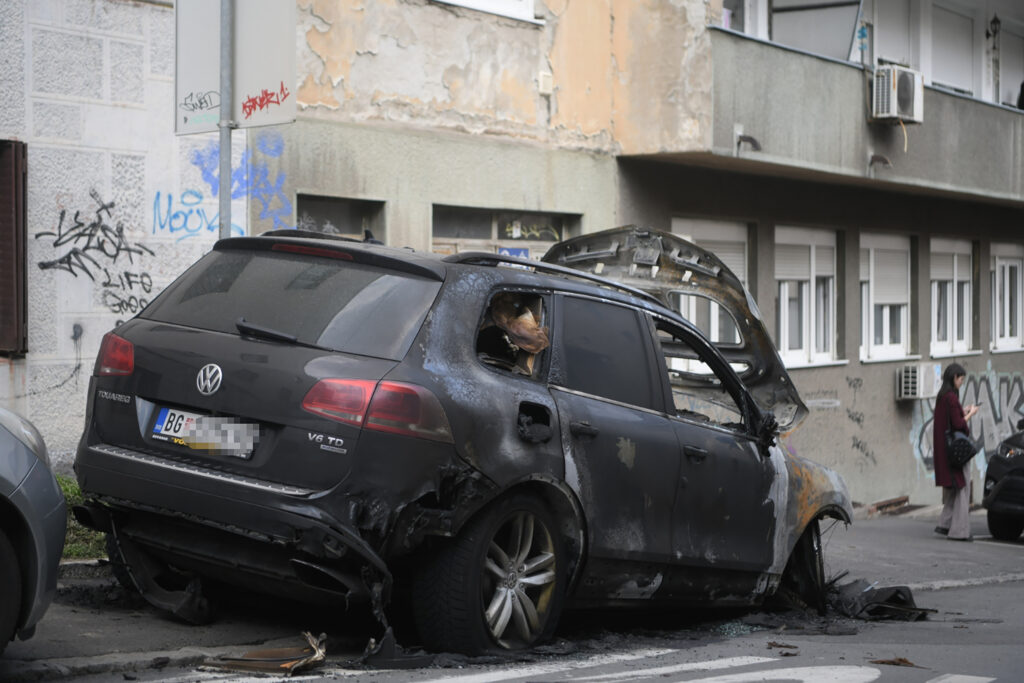 Beograd 10.04.2023. Džip Đorđa Višackog, koji je izgoreo u ulici Laze Dokića 1 na zvezdari Foto: Dragan Mujan/Nova.rs