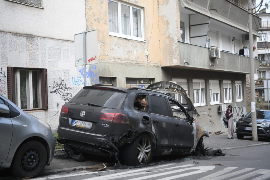 Beograd 10.04.2023. Džip Đorđa Višackog, koji je izgoreo u ulici Laze Dokića 1 na zvezdari Foto: Dragan Mujan/Nova.rs