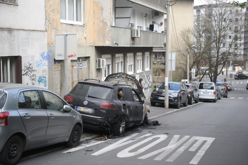 Beograd 10.04.2023. Džip Đorđa Višackog, koji je izgoreo u ulici Laze Dokića 1 na zvezdari Foto: Dragan Mujan/Nova.rs