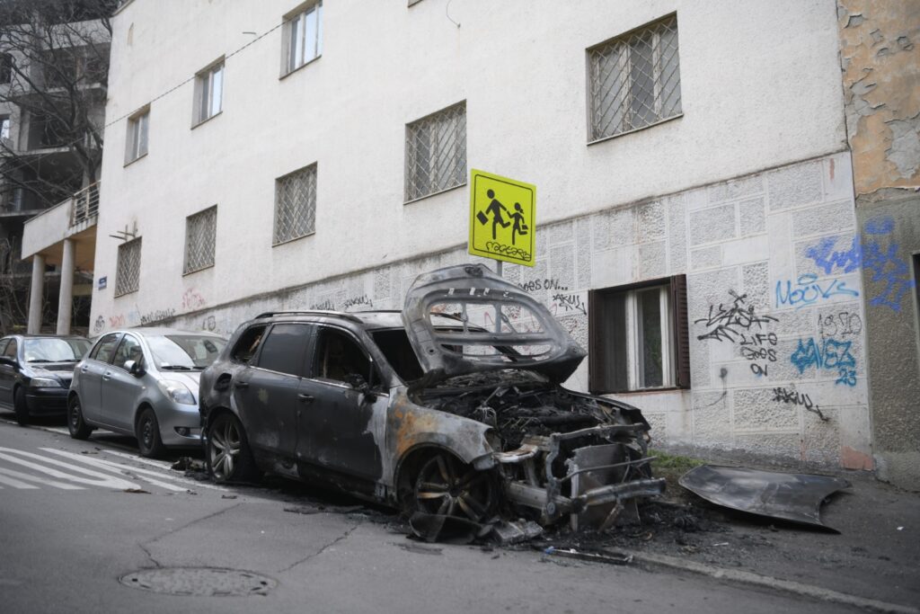 Beograd 10.04.2023. Džip Đorđa Višackog, koji je izgoreo u ulici Laze Dokića 1 na zvezdari Foto: Dragan Mujan/Nova.rs