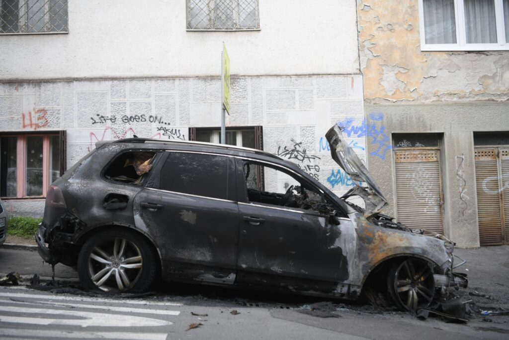 Beograd 10.04.2023. Džip Đorđa Višackog, koji je izgoreo u ulici Laze Dokića 1 na zvezdari Foto: Dragan Mujan/Nova.rs