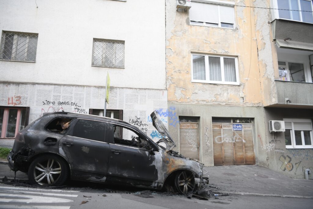 Beograd 10.04.2023. Džip Đorđa Višackog, koji je izgoreo u ulici Laze Dokića 1 na zvezdari Foto: Dragan Mujan/Nova.rs