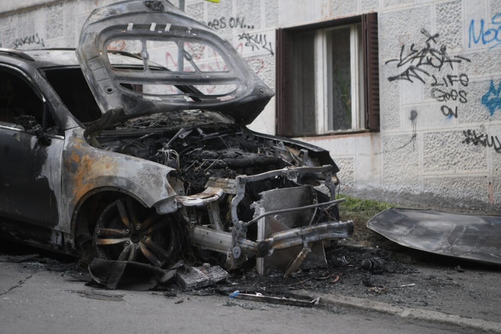 Beograd 10.04.2023. Džip Đorđa Višackog, koji je izgoreo u ulici Laze Dokića 1 na zvezdari Foto: Dragan Mujan/Nova.rs