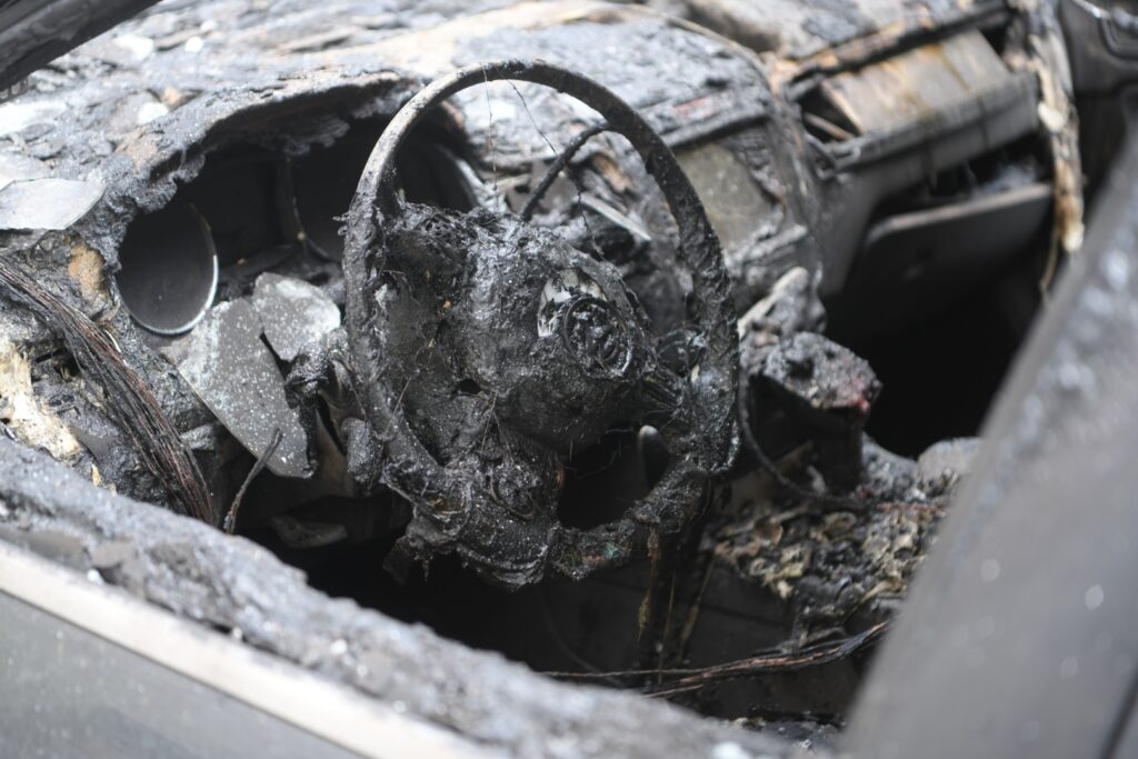 Beograd 10.04.2023. Džip Đorđa Višackog, koji je izgoreo u ulici Laze Dokića 1 na zvezdari Foto: Dragan Mujan/Nova.rs