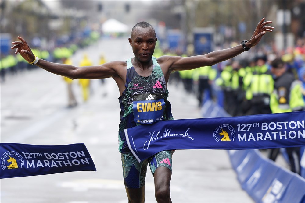 epa10577126 Evans Chebet of Kenya crosses the finish line to win the Men's Division of the 127th Boston Marathon in Boston, Massachusetts, USA, 17 April 2023.  EPA-EFE/CJ GUNTHER