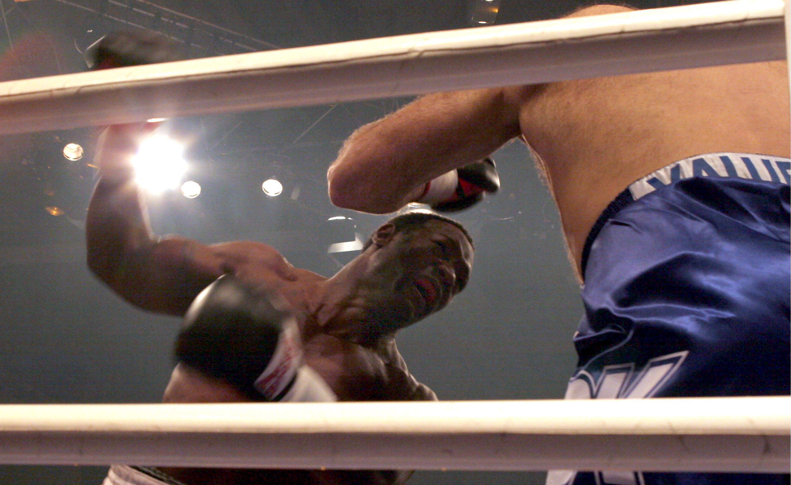 epa000434221  USA's Clifford Etienne going down following a third round knock-out blow by Russia's Nikolai Valujev in their WBA heavyweight bout in Bayreuth, Germany 14 May 2005.  EPA/Marcus Führer