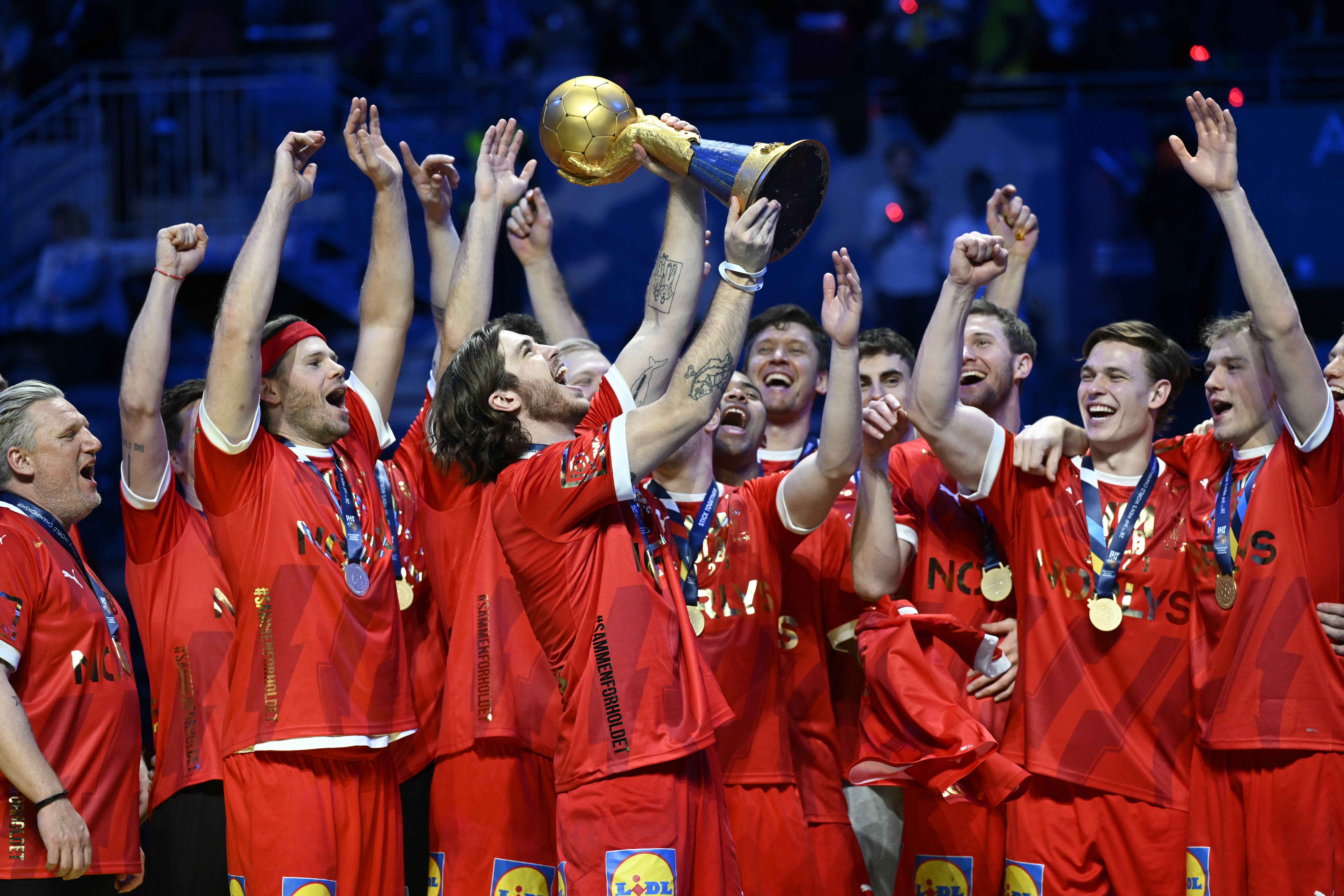 epa10439340 Denmark's team celebrate with the trophy after winning the IHF Men's World Championship handball final match between Denmark and France, in Stockholm, Sweden, 29 January 2023.  EPA-EFE/Jessica Gow  SWEDEN OUT