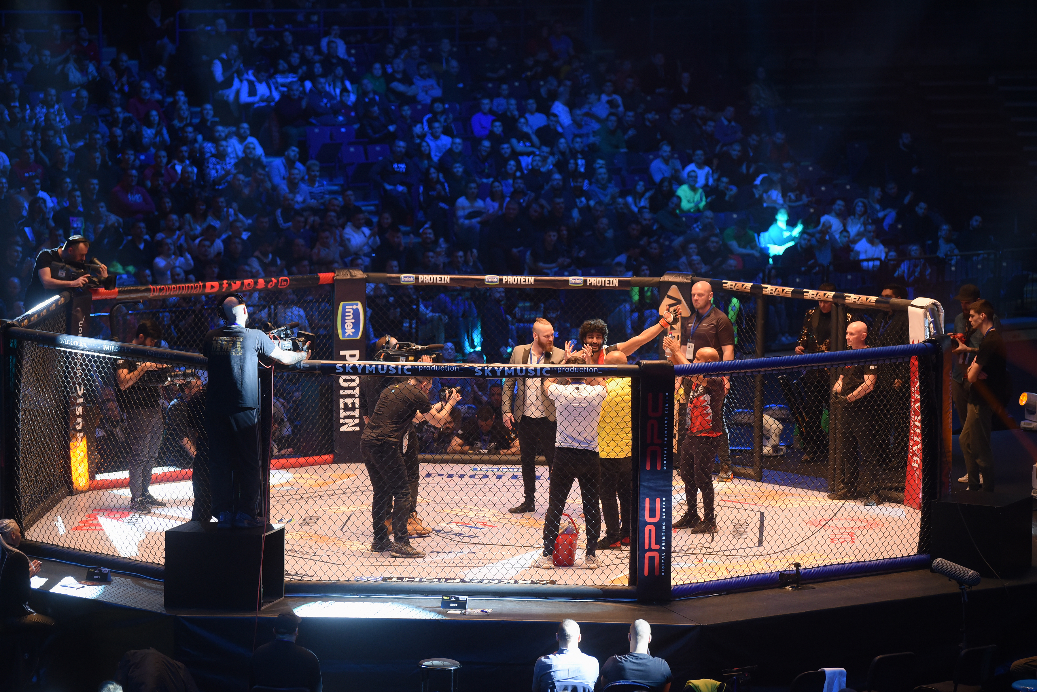 Beograd, 18. februara 2023. - Beogradska tark Arena je domacin Brave CF 69 spektakla, a beogradska publika uiva u MMA borbama asocijacije BRAVE. FOTO TANJUG/ MILO MILIVOJEVIC/ bg