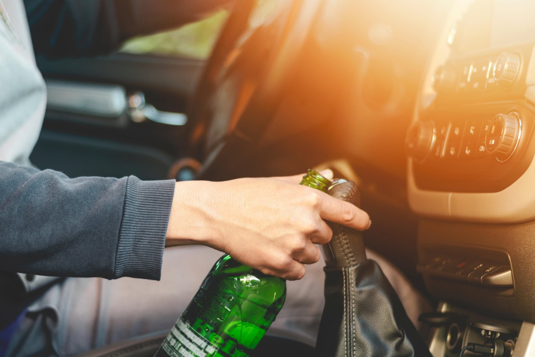 Alkohol, vožnja automobila, pijani vozač, flaša, automobil, ilustracija Foto: Profimedia.rs