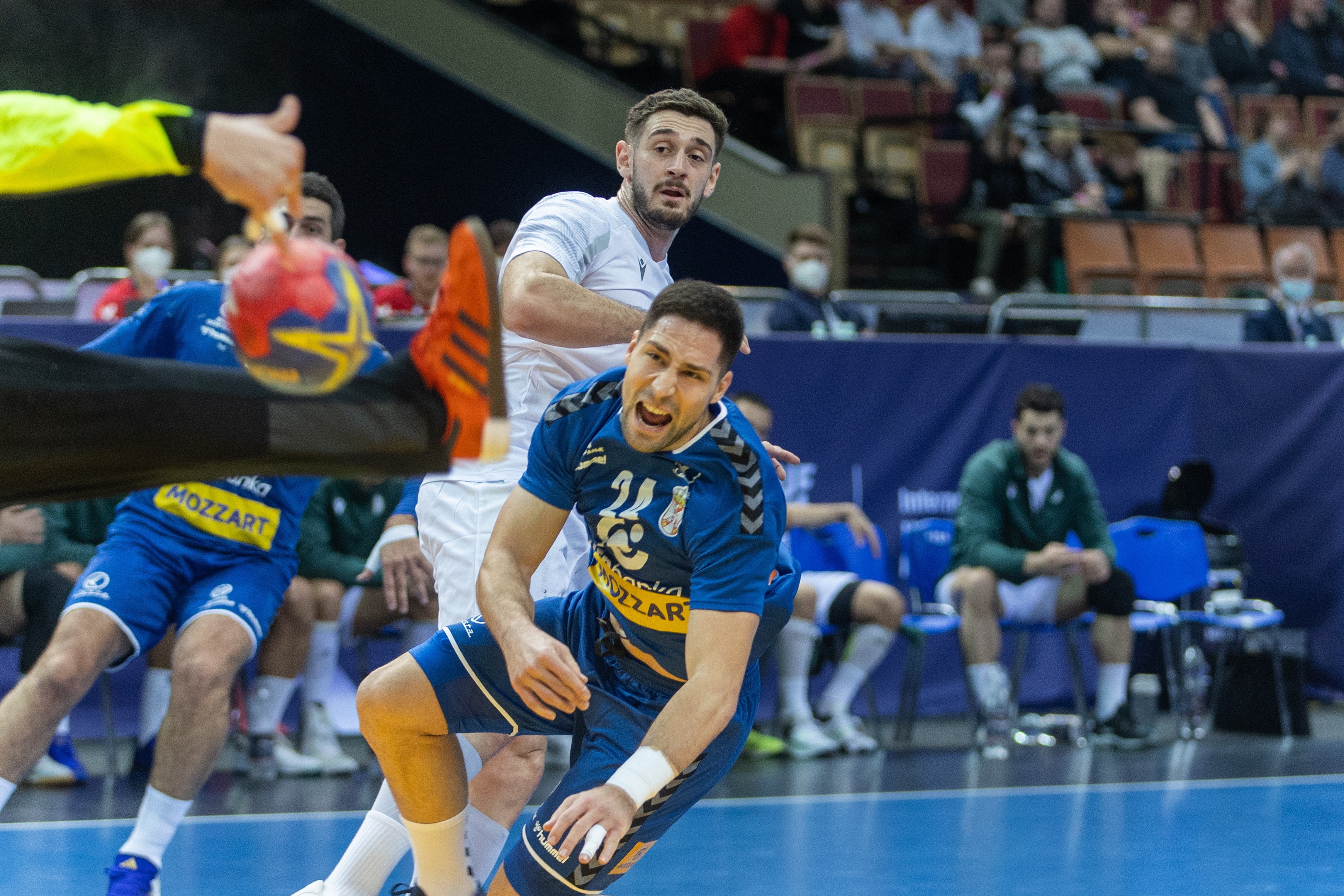 epa10403894 Lazar Kukiz (R) of Serbia and Benhalima Nori Selim (L) of Algeria in action during the IHF Men's World Championship group E handball match between Serbia and Algeria in Katowice, Poland, 13 January 2023.  EPA-EFE/Zbigniew Meissner POLAND OUT