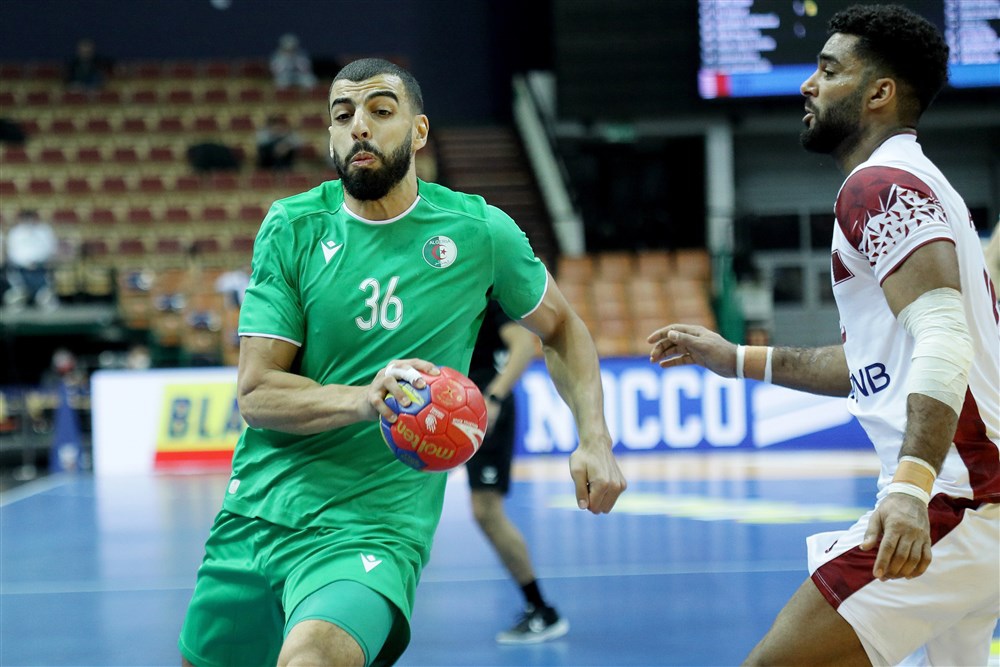 epa10407804 Tarek Abdalla (R) of Qatar and Rahim Abdelkader (L) of Algeria in action during the IHF Men’s World Handball Championship group E match between Qatar and Algeria in Katowice, Poland, 15 January 2023.  EPA-EFE/Zbigniew Meissner POLAND OUT