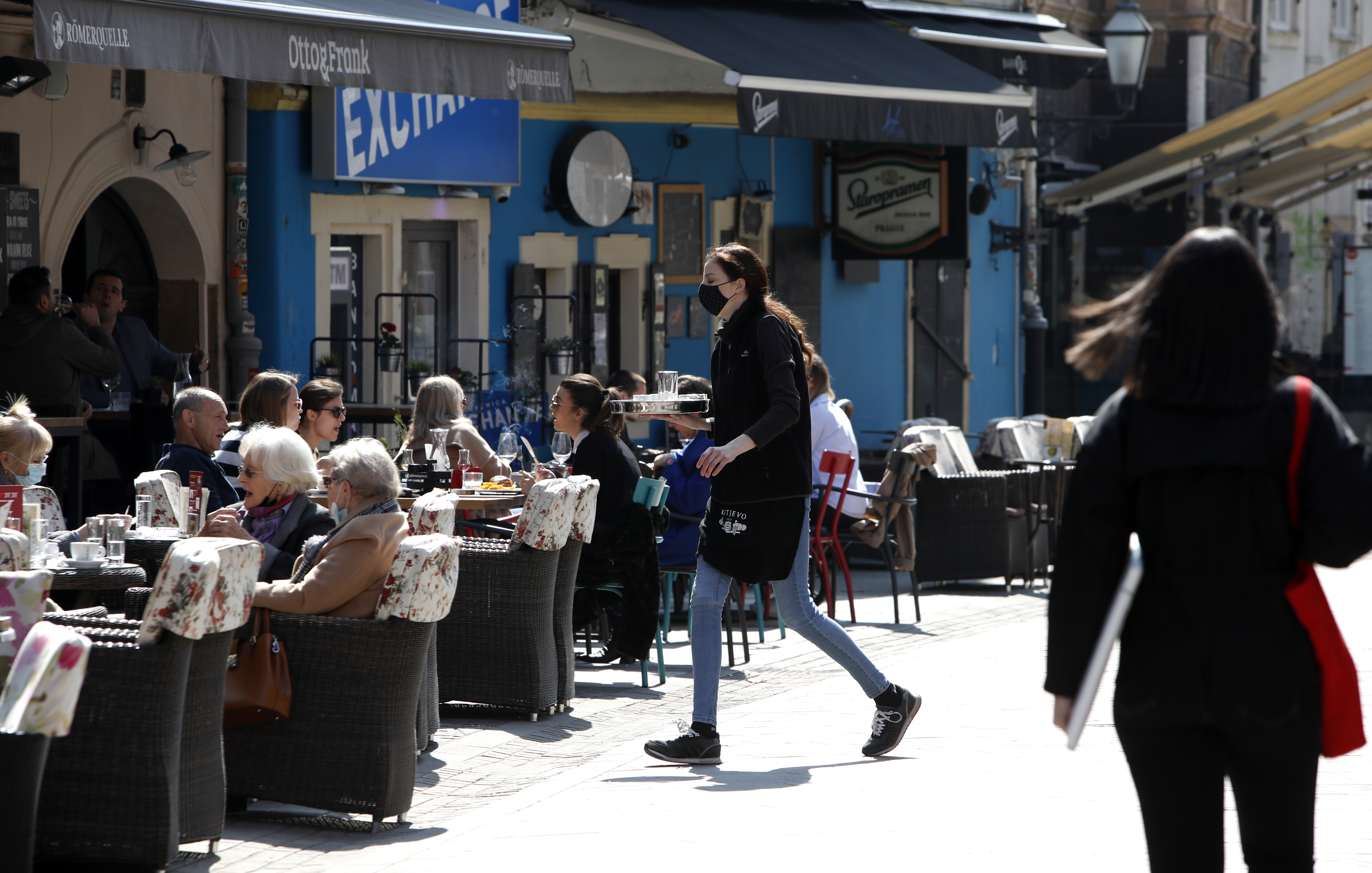 Citizens wear protective face masks in Zagreb basta kafica koronavirus