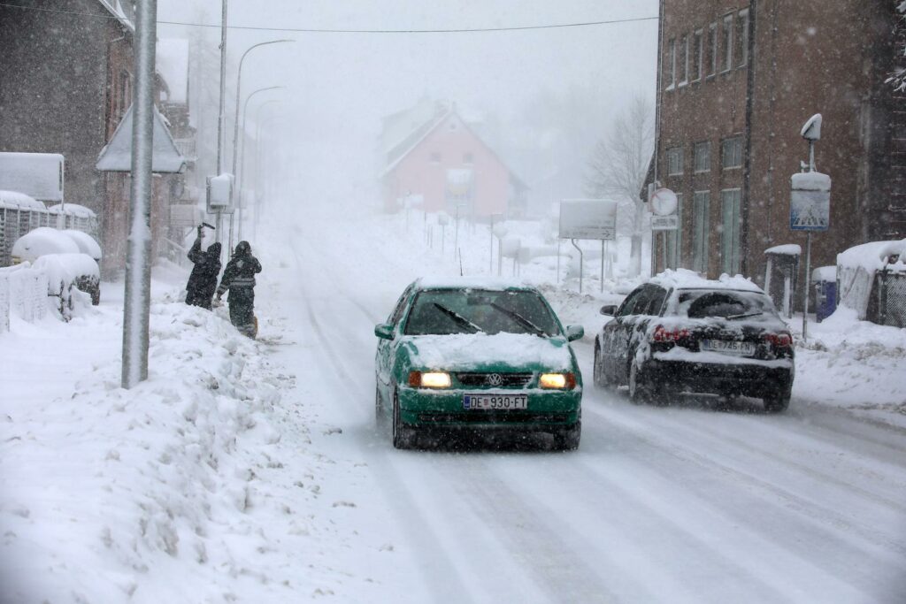26.02.2023., Delnice - Snjezno nevrijeme u Gorskom kotaru. Automobili voze po cesti prekrivenom snijegom. Photo: Goran Kovacic/PIXSELL