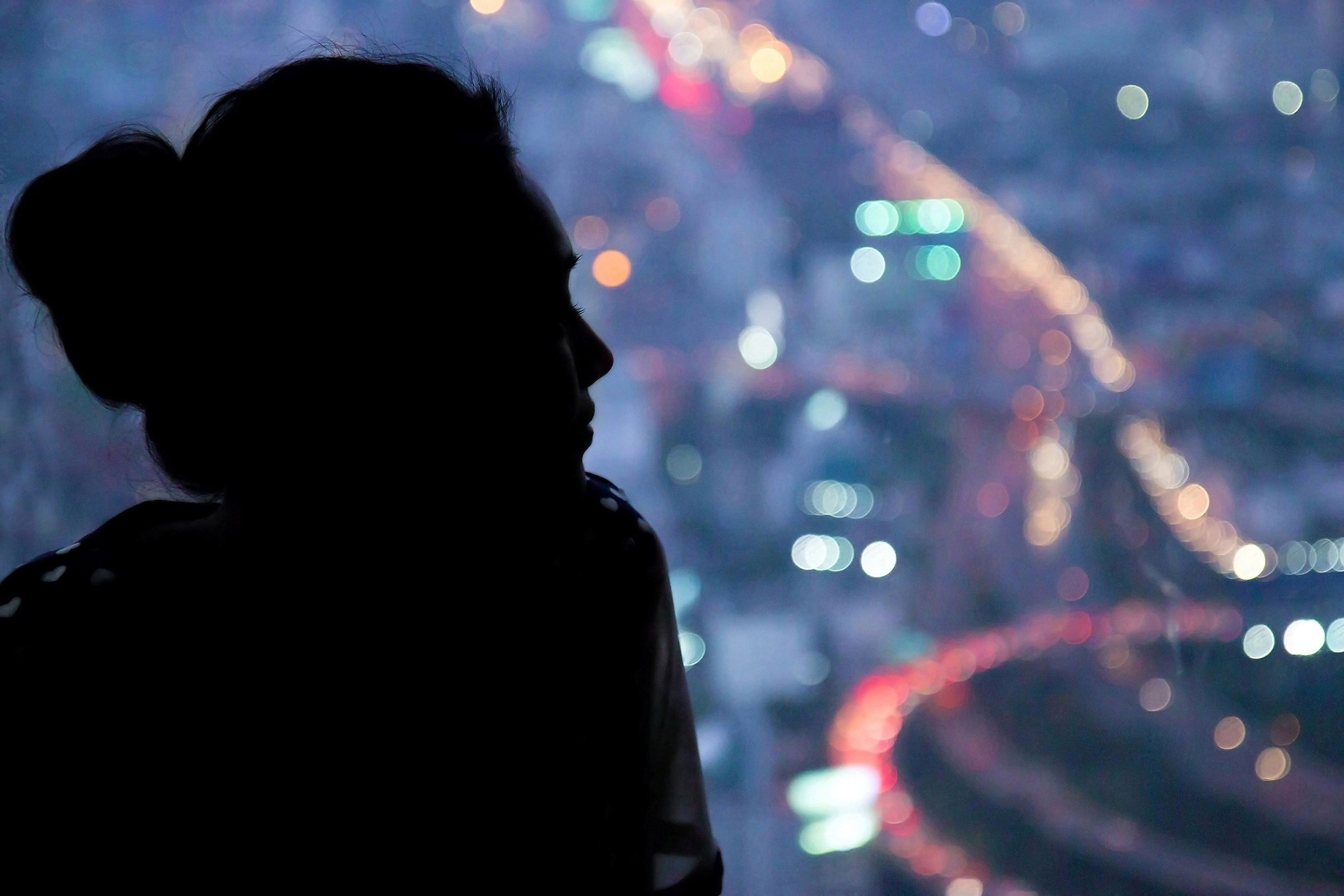 Silueta, ženska silueta, zamišljena žena, devojka Foto: Shutterstock