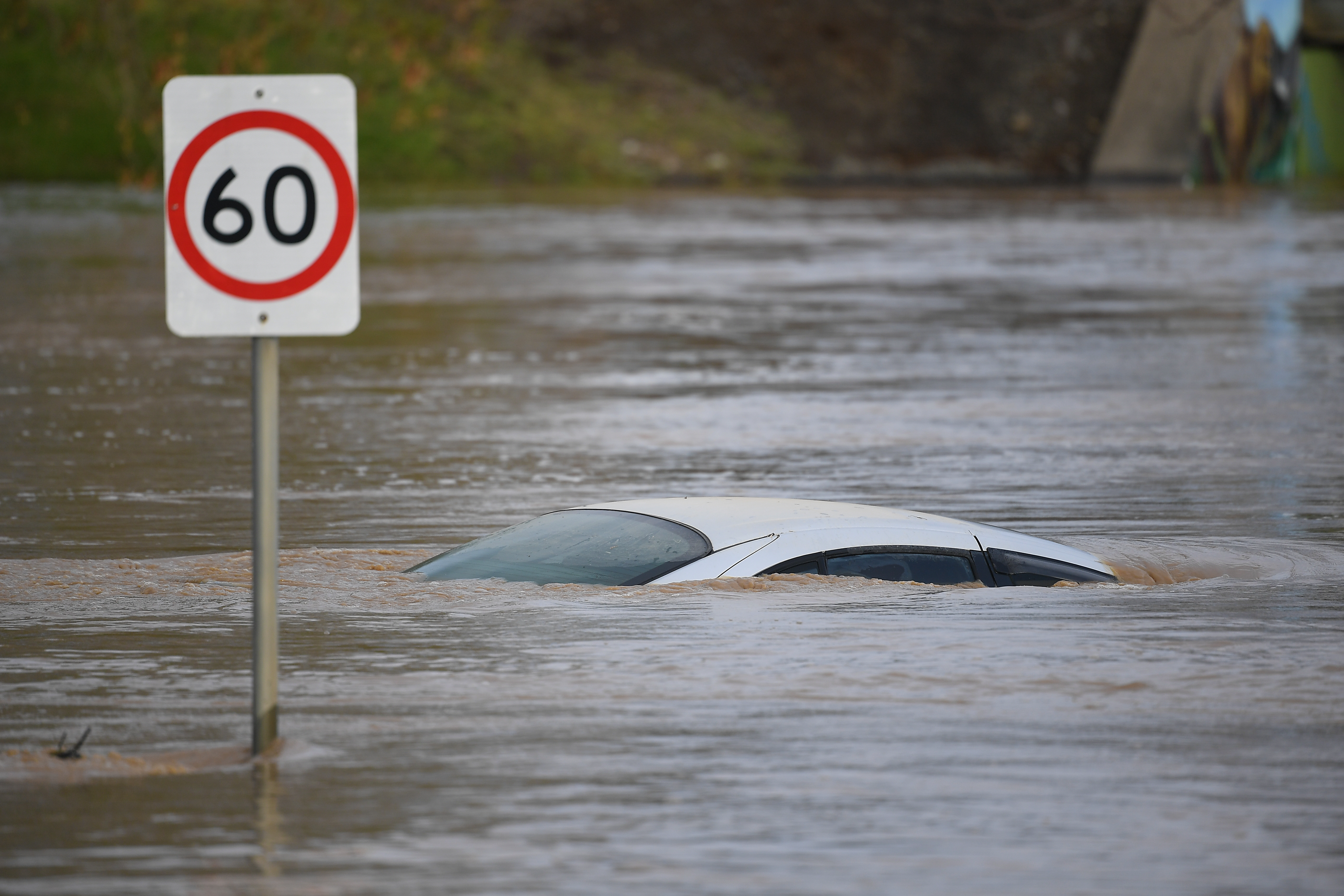 epaselect epa09258962 A car is submerged by flood water in Traralgon, Victoria, Australia, 10 June 2021. Thousands of Victorians have been left without power as wild winds and flooding hit the state.  EPA-EFE/JAMES ROSS