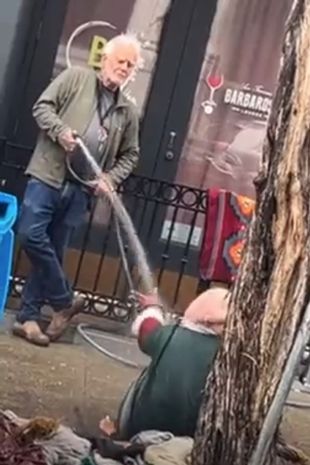 napao beskućnicu
završeno