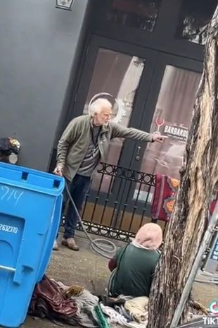 napao beskućnicu
završeno