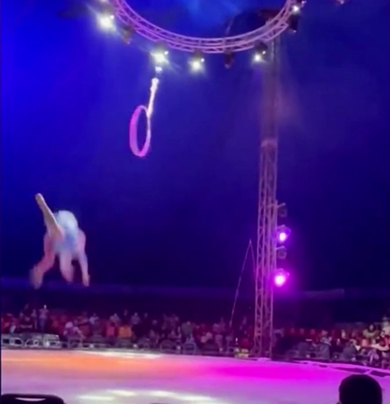 Shocking moment circus acrobat falls from aerial hoop and lands on ice rink below in front of stunned Mexican audience,Mia Gonzales Soto , akrobata