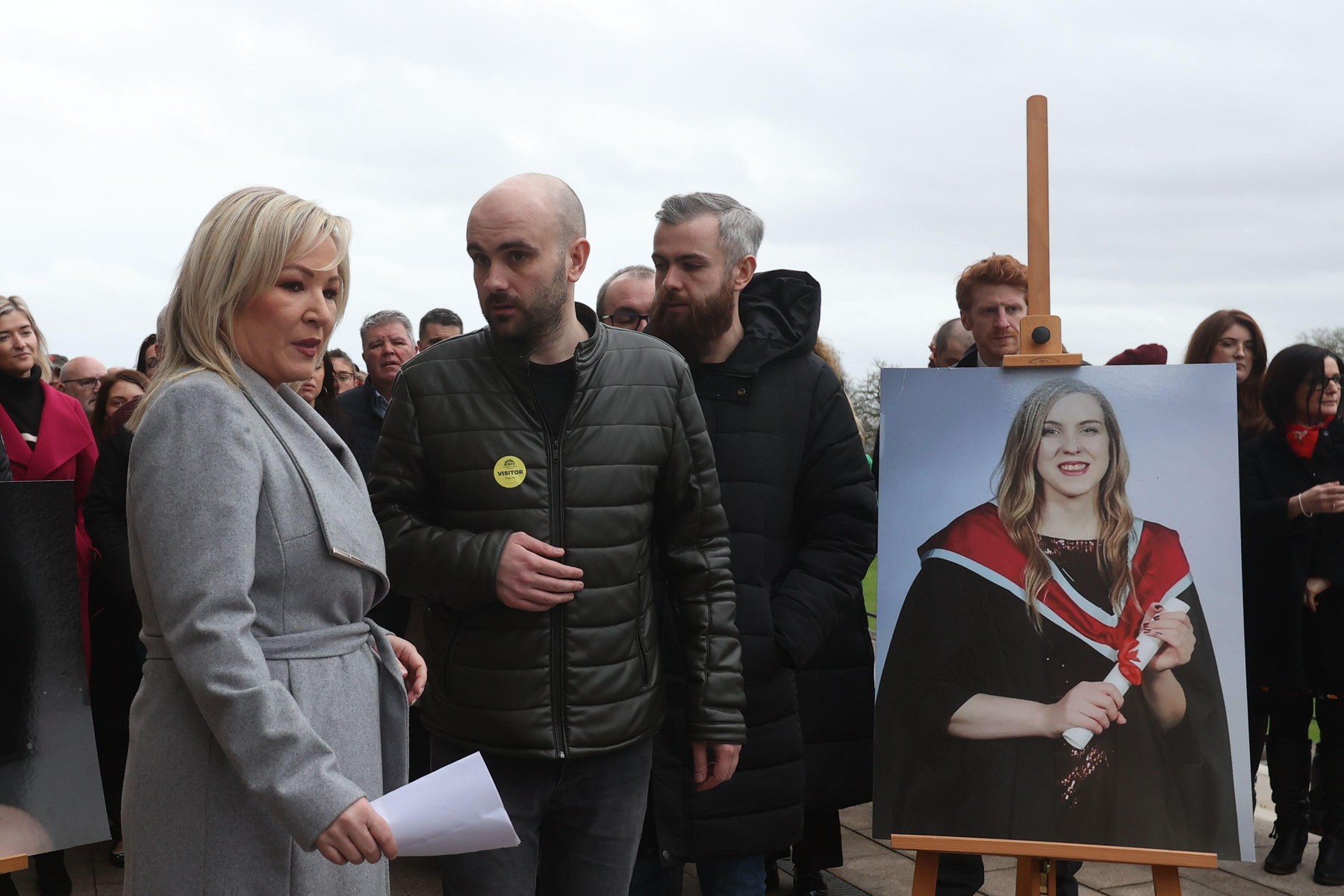 ubijena trudnica Sinn Fein vice president Michelle O'Neill with Natalie McNally's brothers Declan and Niall during a vigil for the murder victim outside the Parliament Buildings, Belfast.