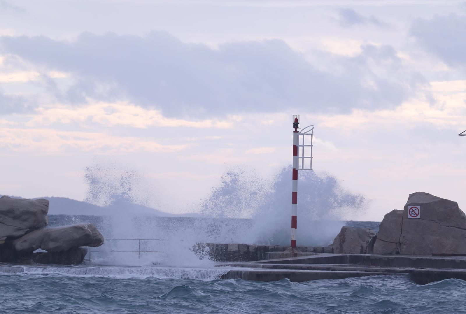 02.12.2021., Split - Jugo koje je u jacanju stvara probleme u vezama sa srednjedalmatinskim otocima. 
Katamaranske linije su u prekidu, a trajektne se odvijaju uz neke izmjene zbog vremenskih neprilika.
Photo: Ivo Cagalj/PIXSELL
