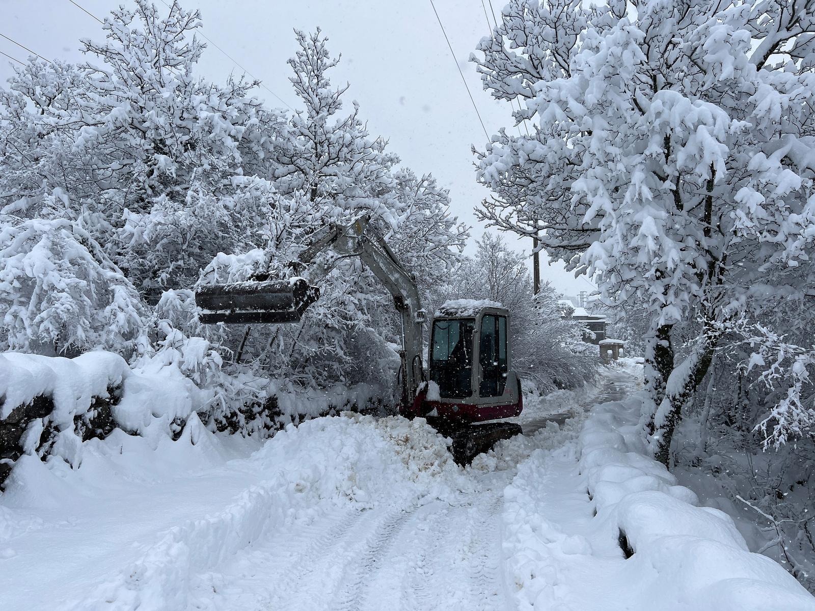 21.01.2023., Zagvozd - Bager cisti cestu od napadalog snijega.  Photo: Ivo Cagalj/PIXSELL
