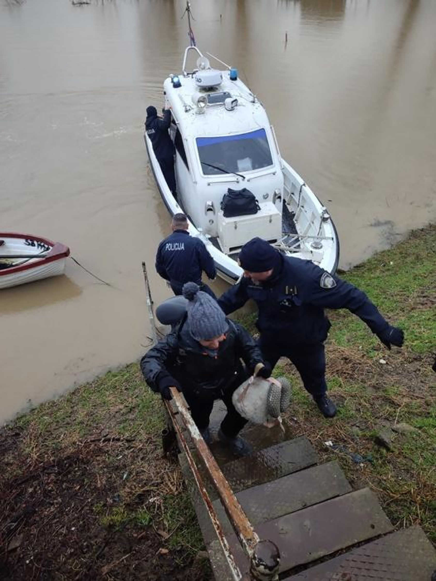 Iz Save spaseno 13 Kubanaca koji su ilegalno ušli u Hrvatsku, Kubanci, Sava, Hrvatska, Slavonija