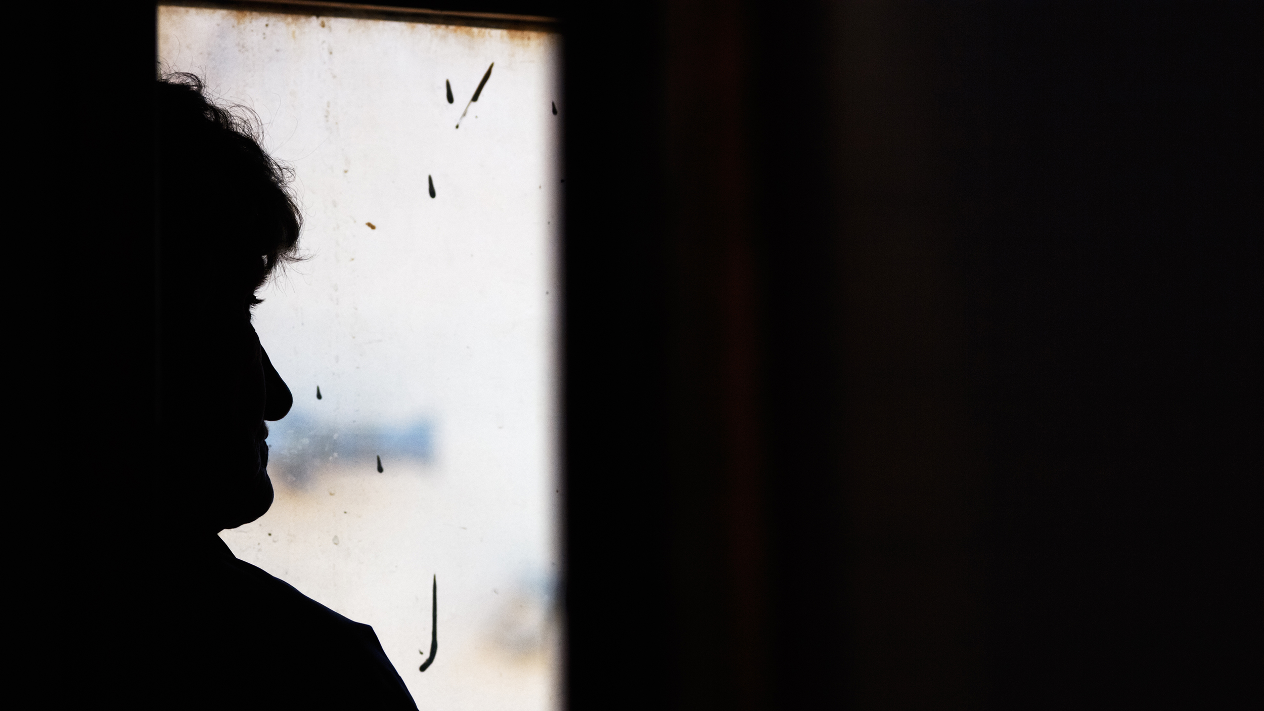 Silhouette of lone old woman in train. Passenger at window. Railway
starija zena, baka, silueta