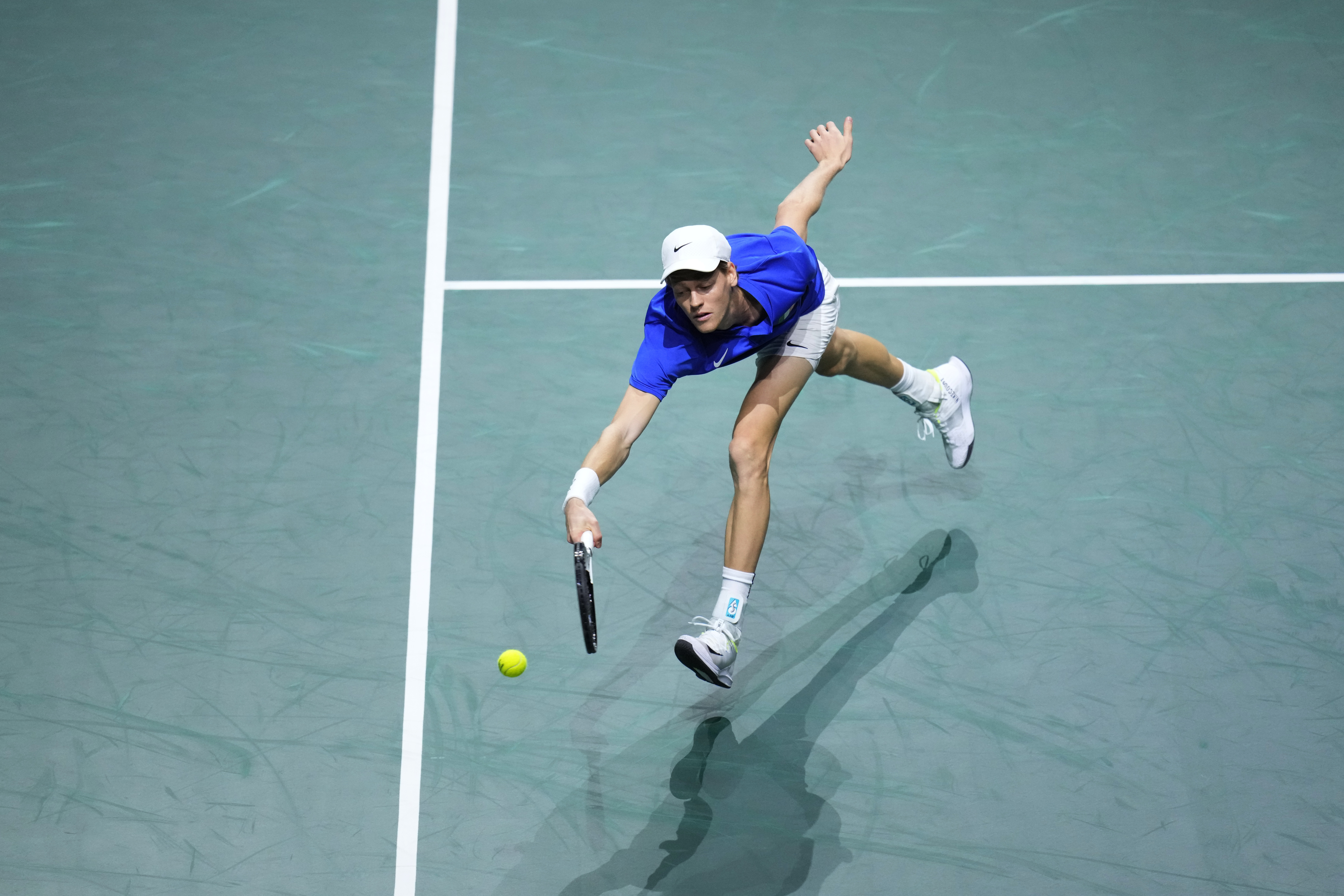 Jannik Sinner of Italy returns the ball to Alex de Minaur of Australia during a Davis Cup final tennis match between Australia and Italy in Malaga, Spain, Sunday, Nov. 26, 2023. (AP Photo/Manu Fernandez)