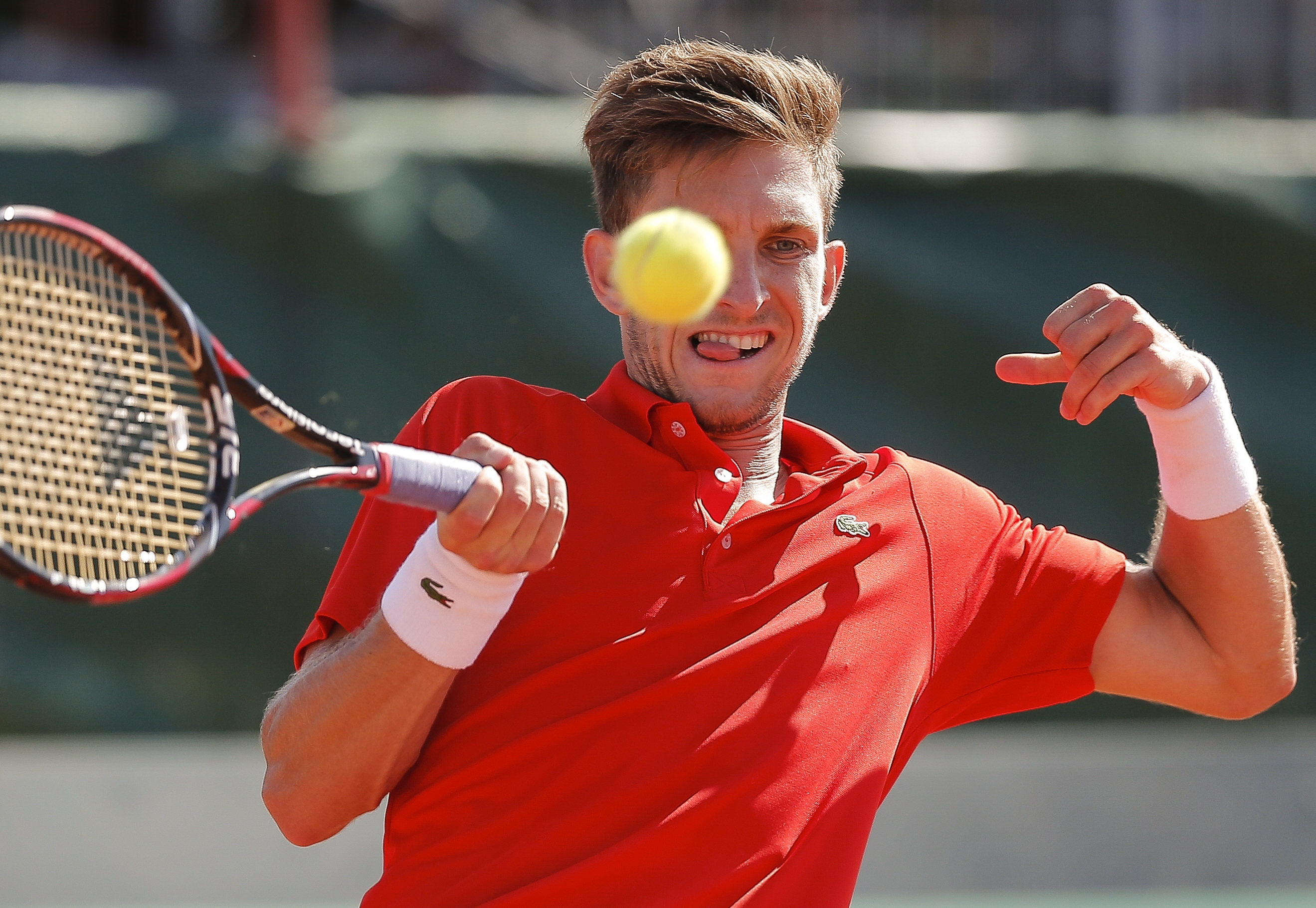 epa04853309 Canada's Filip Peliwo in action against Belgium's Steve Darcis during the Davis Cup quarter final World Group quarter final tie between Belgium and Canada in Middelkerke, Belgium, 19 July 2015.  EPA/JULIEN WARNAND