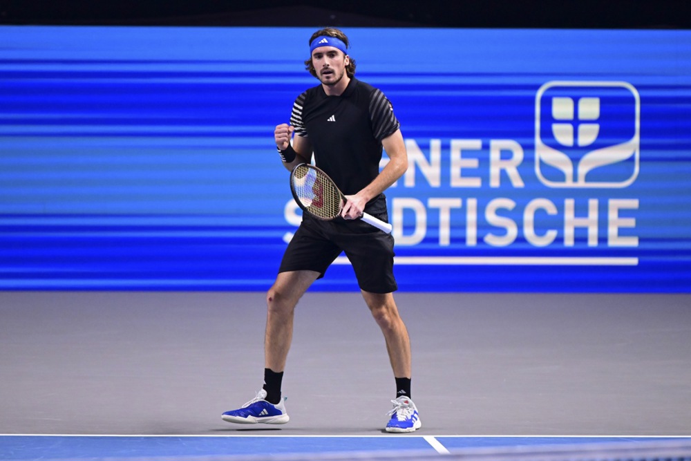 epa10944920 Stefanos Tsitsipas of Greece in action against Daniil Medvedev of Russia during their semi final match at the Erste Bank Open ATP tennis tournament in Vienna, Austria, 28 October 2023.  EPA-EFE/CHRISTIAN BRUNA