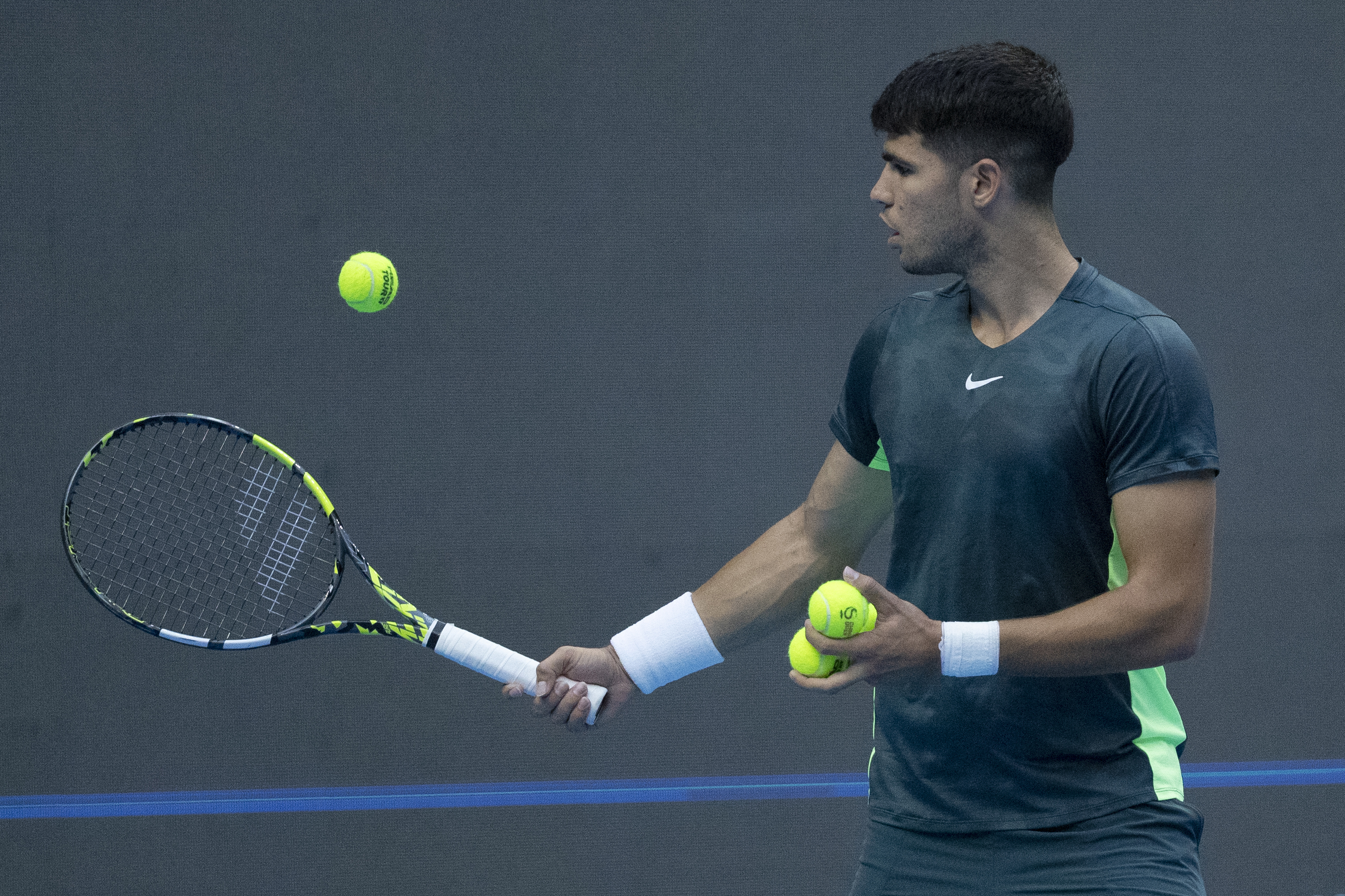 epa10893483 Carlos Alcaraz of Spain prepares to serve against Lorenzo Musetti of Italy during their second round match at the China Open tennis tournament, in Beijing, China, 01 October 2023.  EPA-EFE/ANDRES MARTINEZ CASARES