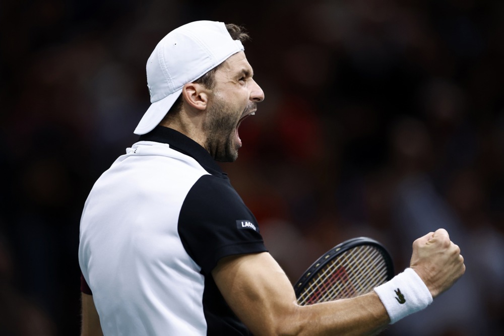 epa10957631 Grigor Dimitrov of Bulgaria celebrates winning his semi-final match against Stefanos Tsitsipas of Greece at the Paris Masters tennis tournament in Paris, France, 04 November 2023.  EPA-EFE/YOAN VALAT
