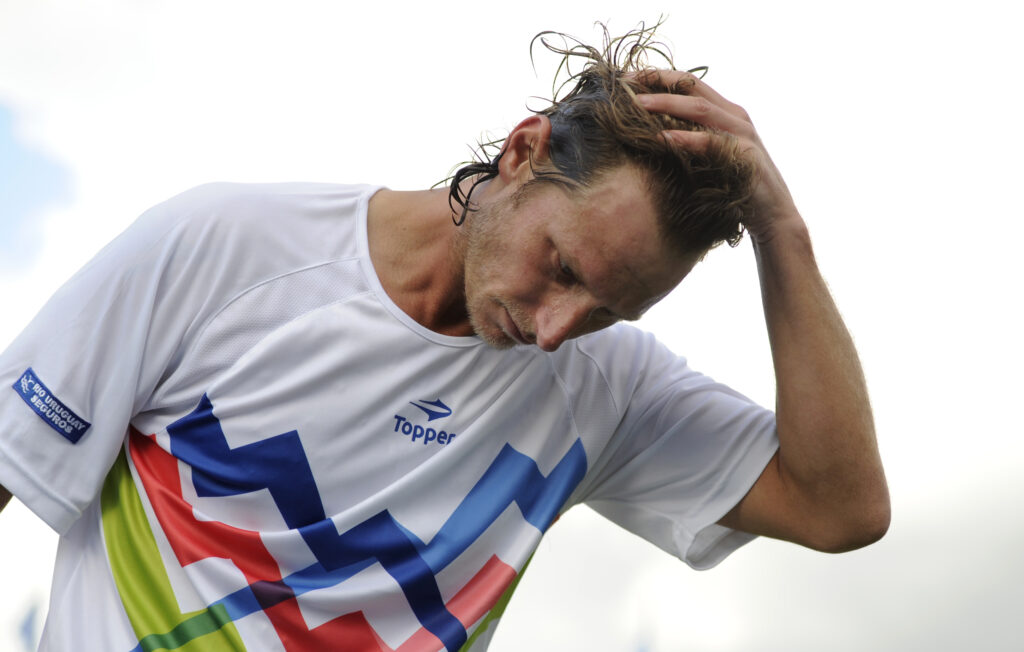 epa03267262 Argentina's David Nalbandian reacts against Belgium's Xavier Malisse during their quarter-final men's singles match on day five of the AEGON Championships at Queens Club in London, Britain, 15 June 2012.  EPA/FACUNDO ARRIZABALAGA