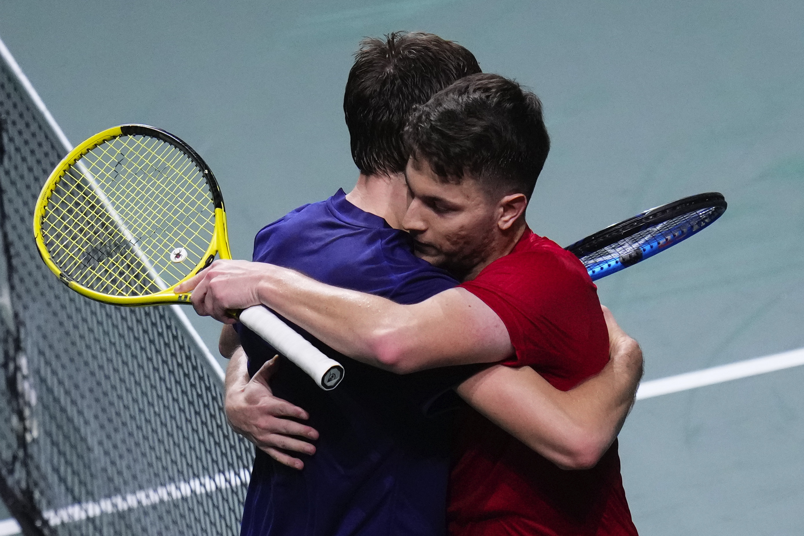 Serbia's Miomir Kecmanovic, right, hugs Britain's Jack Draper after defeating him during a Davis Cup quarter-final tennis match between Serbia and United Kingdom in Malaga, Spain, Thursday, Nov. 23, 2023. (AP Photo/Manu Fernandez)