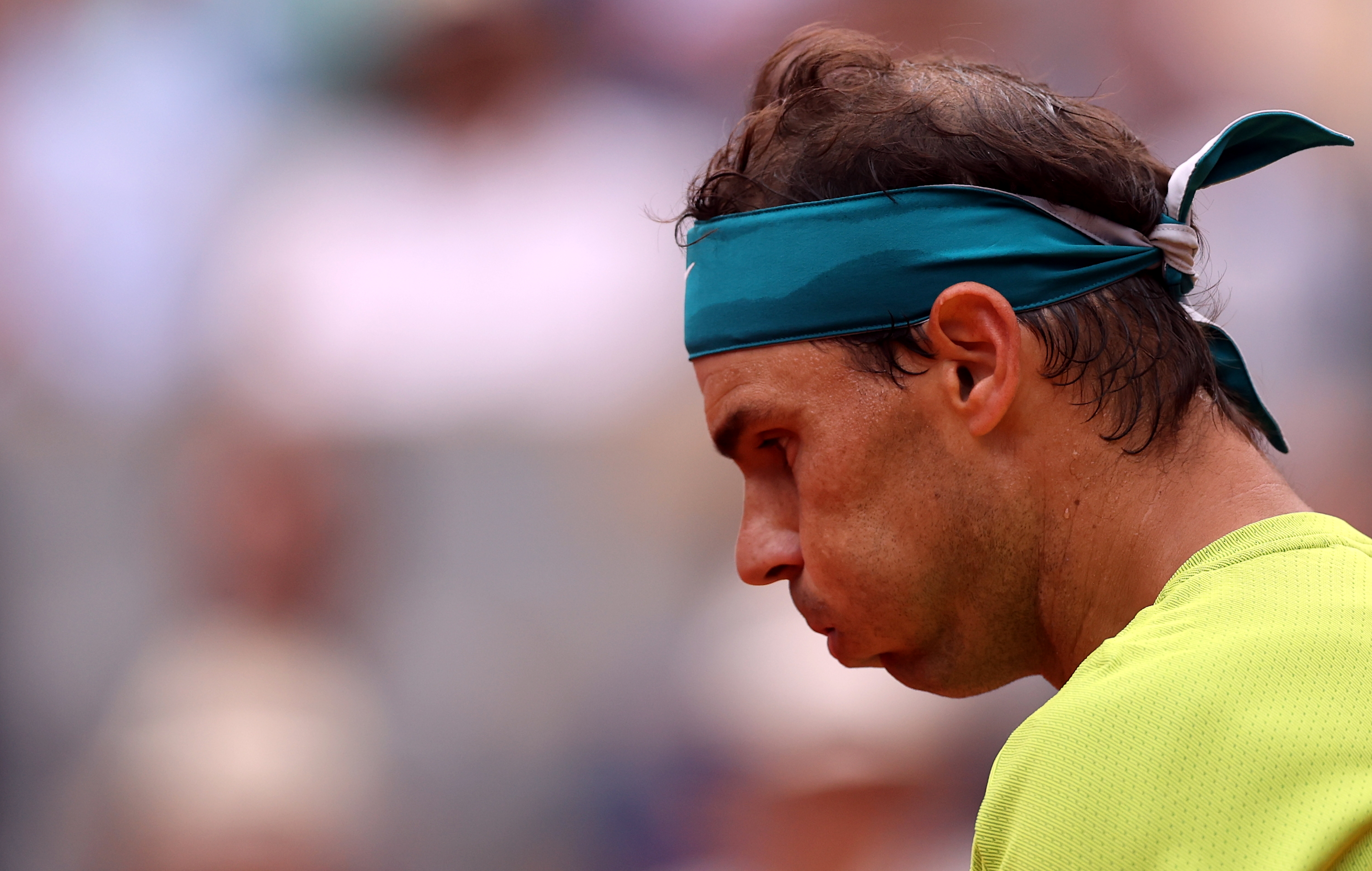 epa09997379 Rafael Nadal of Spain plays Casper Ruud of Norway in their Men’s Singles final match during the French Open tennis tournament at Roland ​Garros in Paris, France, 05 June 2022.  EPA-EFE/MARTIN DIVISEK