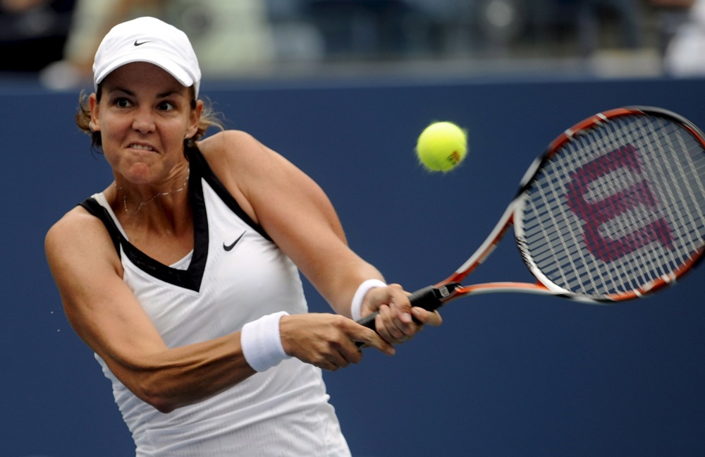 epa01466615 Lindsay Davenport of the US hits a backhand return to Aleksandra Wozniak of Canada during their first round match on the first day of the 2008 US Open tennis tournament in Flushing Meadows, New York, USA on 25 August 2008  EPA/ANDREW GOMBERT