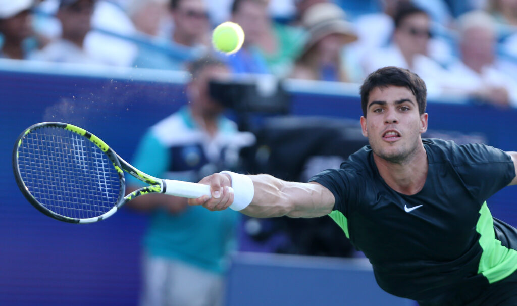 epa10811118 Carlos Alcaraz of Spain returns a volley to Novak Djokovic of Serbia during the finals of the Western and Southern Open at the Lindner Family Tennis Center in Mason, Ohio, USA, 20 August 2023.  EPA-EFE/MARK LYONS