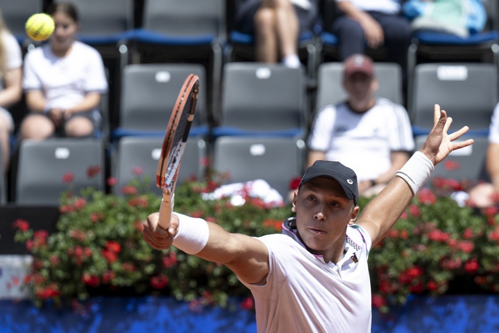 epa10755303 Hamad Medjedovic of Serbia in action against Dominic Thiem of Austria at the Swiss Open tennis tournament in Gstaad, Switzerland, 19 July 2023.  EPA-EFE/PETER SCHNEIDER