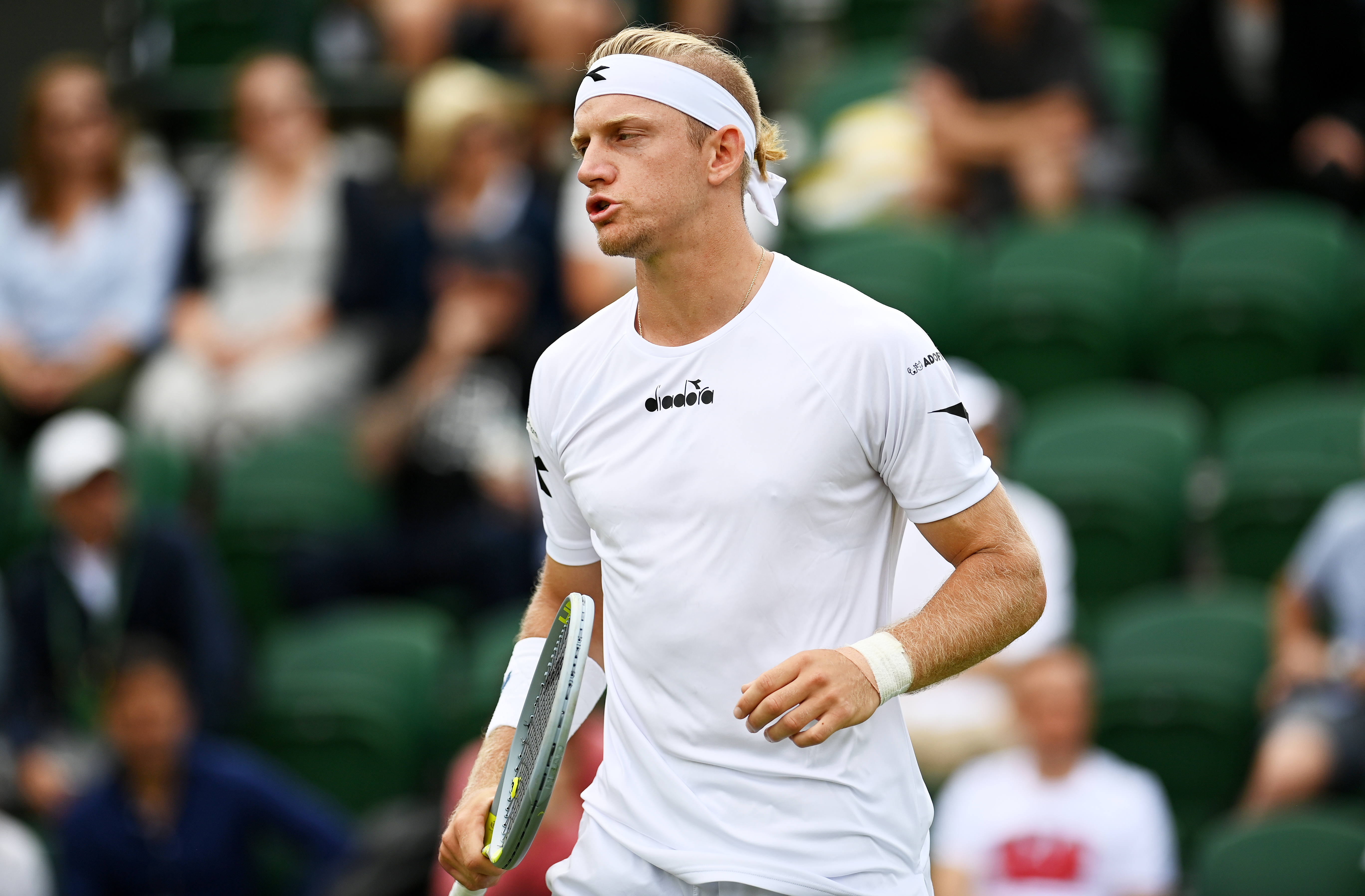 epa10036673 Alejandro Davidovich Fokina of Spain in the men's first round match against Hubert Hurkacz of Poland at the Wimbledon Championships, in Wimbledon, Britain, 27 June 2022.  EPA-EFE/NEIL HALL   EDITORIAL USE ONLY
