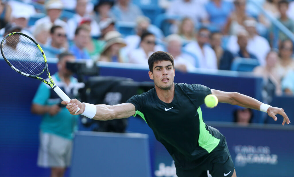 epa10811117 Carlos Alcaraz of Spain returns a volley to Novak Djokovic of Serbia during the finals of the Western and Southern Open at the Lindner Family Tennis Center in Mason, Ohio, USA, 20 August 2023.  EPA-EFE/MARK LYONS
